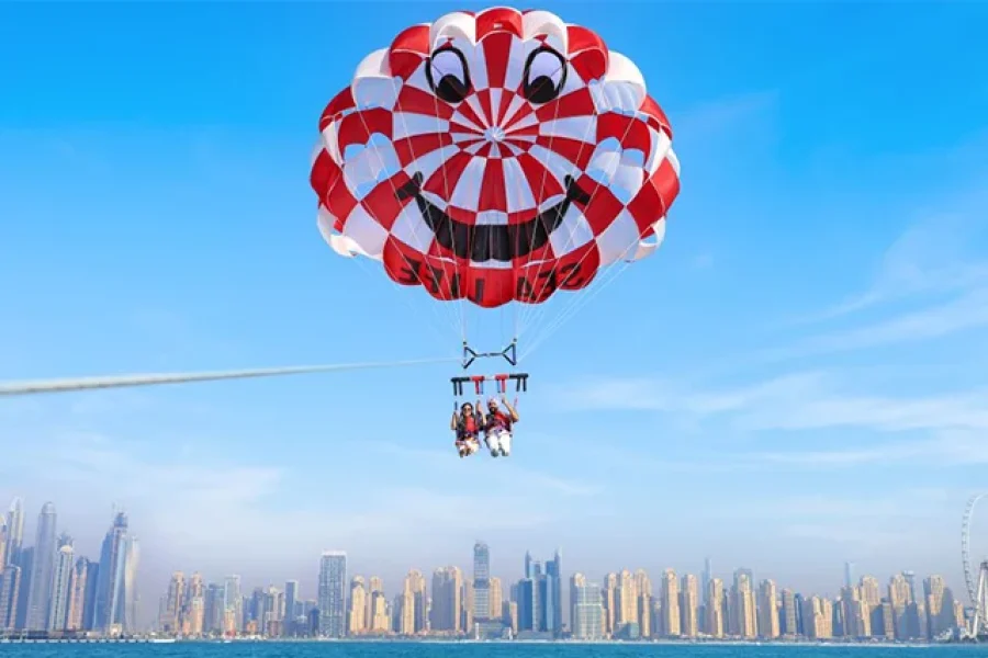 couple enjoye Parasailing In Dubai​